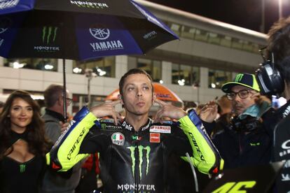 El piloto italiano Valentino Rossi se tapa los oídos antes de iniciarse la carrera de MotoGP.