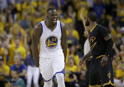 Draymond Green celebra una canasta junto a Irving.