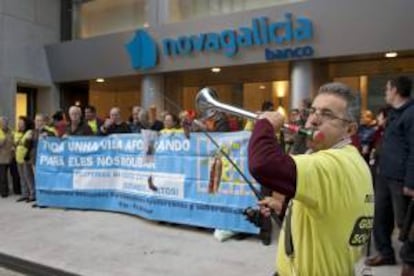 Los afectados por las participaciones preferentes de Novagalicia durante una protesta en Vigo. EFE/Archivo