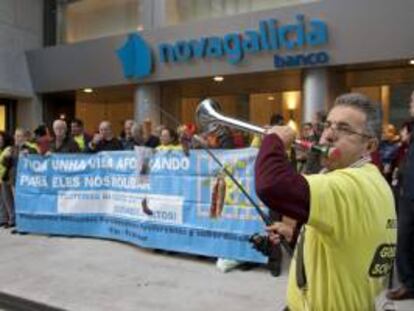 Los afectados por las participaciones preferentes de Novagalicia durante una protesta en Vigo. EFE/Archivo