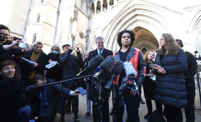  Keira Bell habla con los periodistas fuera de los tribunales en Londres, el 1 de diciembre de 2020. 