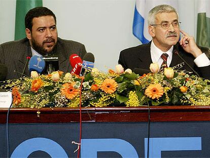 El presidente de la OPEP, Ahmad Fahd al Sabah (izquierda), en la rueda de prensa posterior a la reunión.