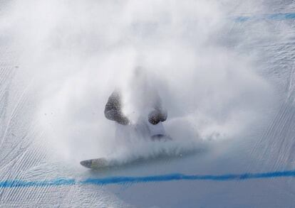 A esquiadora francesa Lucile Lefevre antes de atravessar a meta do final feminina de slopestyle, o 12 de fevereiro.