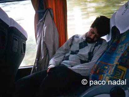 ¡Qué incómodo es dormir en un autobús!