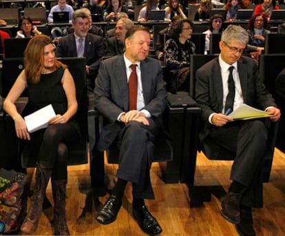 El presidente de Aragón, Marcelino Iglesias, la periodista Monica G. Prieto, y el director de EL PAÍS, Javier Moreno, en el Congreso de Periodismo Digital de Huesca (Fotografía facilitada por la organización).