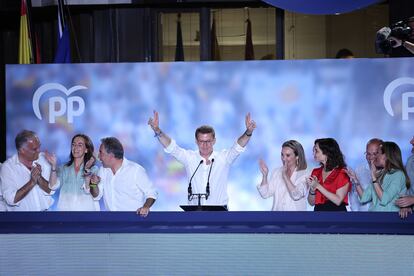 Feijóo celebra la victoria del PP en las elecciones del 23J en el balcón de Génova.