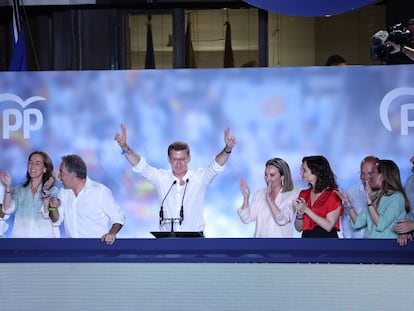 Feijóo celebra la victoria del PP en las elecciones del 23J en el balcón de Génova.