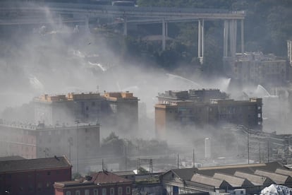 Eel Gobierno responsabilizó del siniestro a la concesionaria que administraba ese tramo por no haber realizado el mantenimiento y le retiró la concesión. En la imagen, el equipo de demolición lanza chorros de agua tras la voladura del viaducto para evitar que se extiendan las nubes de polvo.