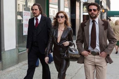 Christian Bale, Amy Adams y Bradley Cooper, en 'La gran estafa americana'.