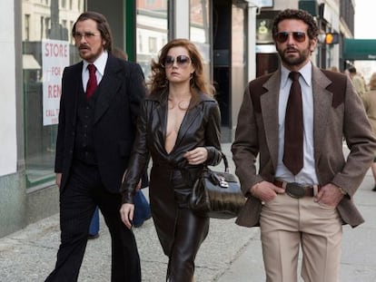 Christian Bale, Amy Adams e Bradley Cooper, em Trapaça.