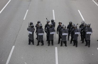 Els antidisturbis dels Mossos d'Esquadra han ordenat als conductors que entrin als vehicles.