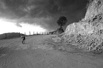 Un minero vuelve a casa después del trabajo, en Jalisco, en 2005.