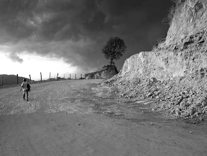 Un minero vuelve a casa después del trabajo, en Jalisco, en 2005.