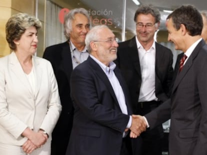 José Luis Rodríguez Zapatero saluda al economista y Premio Nobel Joseph Stiglitz. 