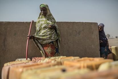 Una mujer espera para recoger agua en el campo de refugiados de Tomour, en Níger.