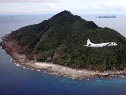 Un avi&oacute;n japon&eacute;s sobrevuela una de las islas en disputa. 