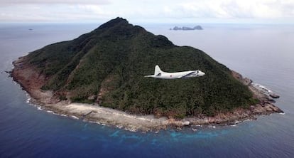 Un avi&oacute;n japon&eacute;s sobrevuela una de las islas en disputa. 