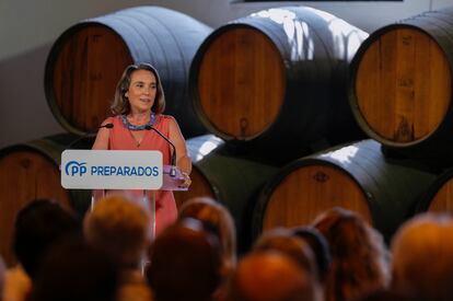 La secretaria general del PP, Cuca Gamarra, durante su intervención en un acto en una bodega en Jerez de la Frontera (Cádiz) este jueves.