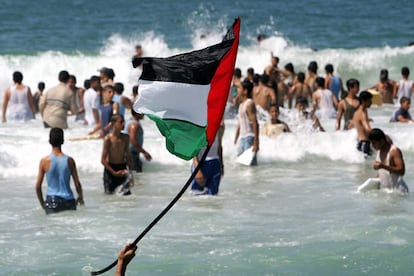 Muchos palestinos han decidido pasar el día en playas de Gaza que no habían podido pisar en las últimas cuatro décadas. En la imagen, escena del baño en el antiguo asentamiento judío de Shirat Hayam.