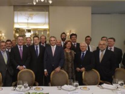 Ximo Puig (sexto por la derecha), junto al resto de invitados a la comida organizada por la Fundación Conexus en Madrid.