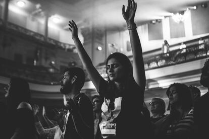 Una joven durante uno de las reuniondes de Hillsong en Barcelona.