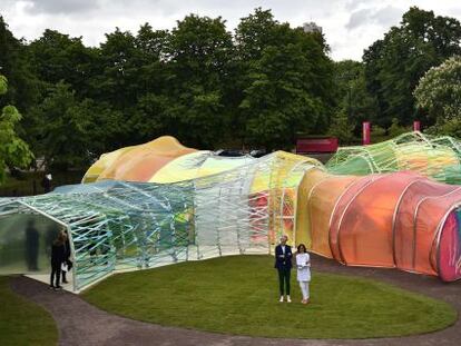 Jos&eacute; Selgas y Luc&iacute;a Cano, delante de su proyecto para Serpentine Gallery.