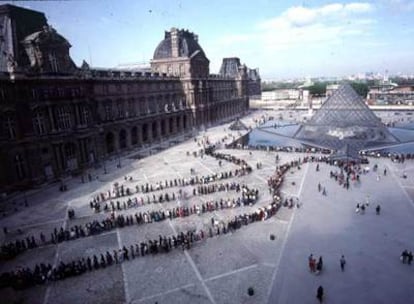 Colas para entrar al Louvre de París a través de su entrada principal, la pirámide del arquitecto Ieoh Ming Pei.