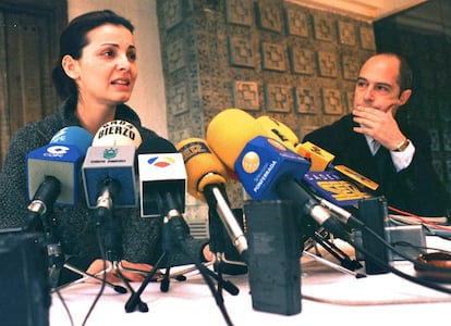 Nevenka en la rueda de prensa del Hotel Temple en Ponferrada.