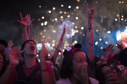 Fans esperando a la banda brasileña Skank en el festival de música Rock in Rio, en Río de Janeiro, Brasil, el sábado 16 de septiembre de 2017.