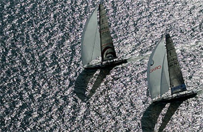 El <i>Alinghi,</i> por delante del <i>Oracle</i> en la última regata, ayer, en la bahía Hauraki, de Auckland.