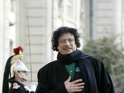 Muammar el Gaddafi, llega ayer a la Asamblea Nacional en París.