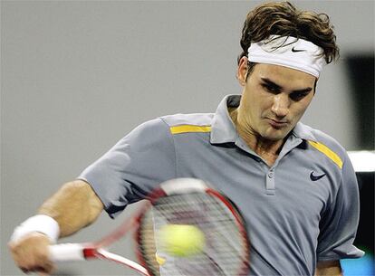 Roger Federer devuelve la pelota durante la final de la Copa Masters