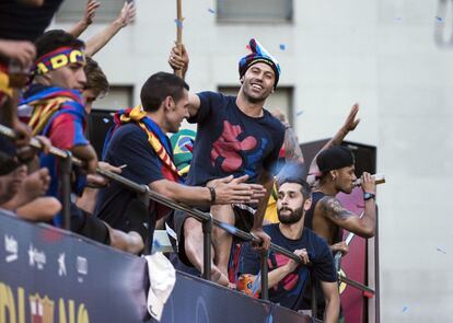 Recorrido en autobus por las calles de Barcelona para celebrar la quinta Copa de Europa.