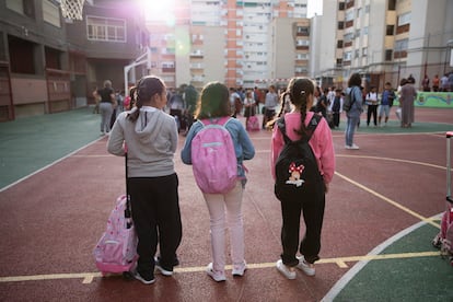 Tres alumnas en colegio público Dionisio Ridruejo de Madrid.