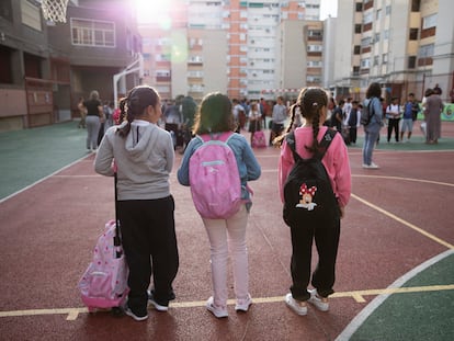 Tres alumnas en colegio público Dionisio Ridruejo de Madrid.