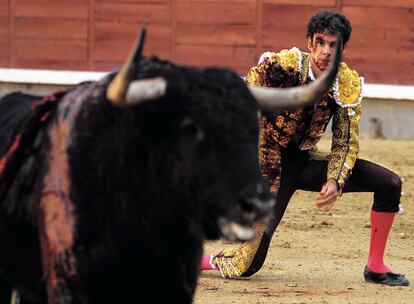 "Se ha dicho que salgo a la plaza para que me mate un toro, y ésa es una de las barbaridades más grandes que he escuchado; yo toreo para vivir y no para morir", ha dicho (Fotografía incluida en 'Serenata de una amanecer', editorial Lunwerg).