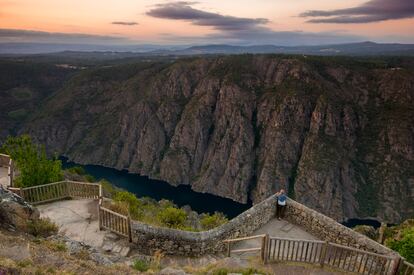 El mirador de Los Balcones de Madrid es uno de los más conocidos para observar el paisaje de la Ribeira Sacra.