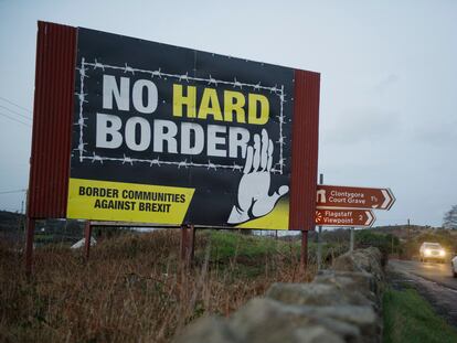 Un cartel en el que está escrito el mensaje "No a la frontera dura", el 31 de enero de 2020 en Newry (Irlanda del Norte).