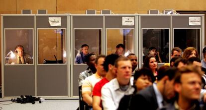 Cabinas de traductores de idiomas en el Forum de Barcelona.