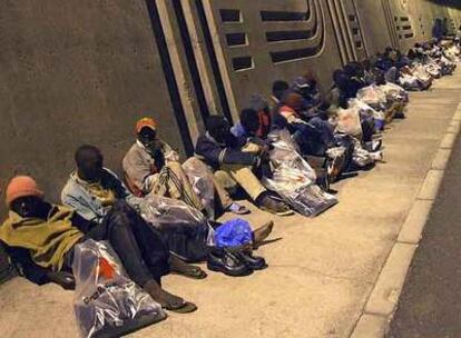 Los inmigrantes del cayuco que llegó la madrugada de ayer a La Gomera esperan en el puerto de la capital de la isla.