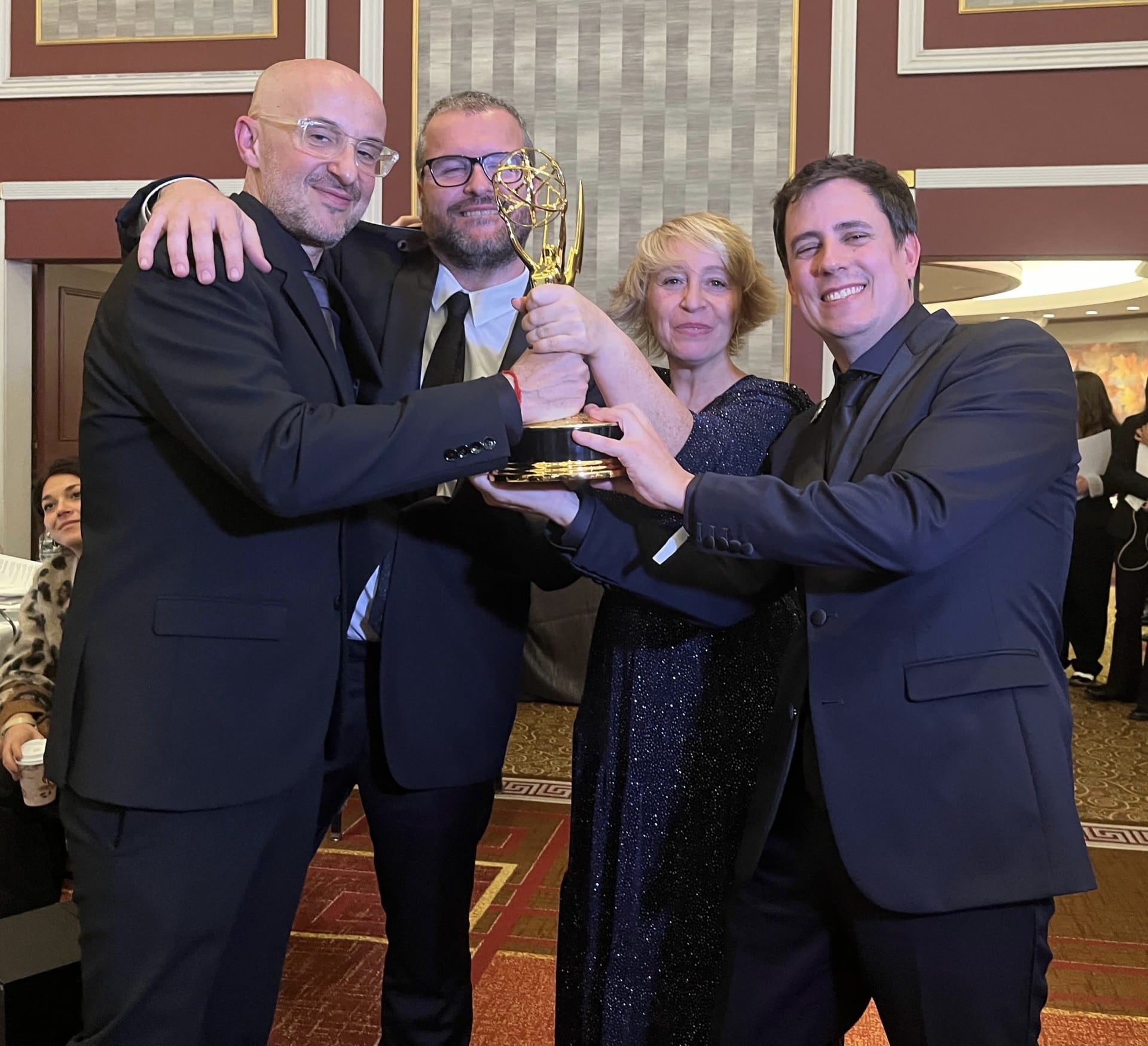 Raül Gallego (izquierda) y parte del equipo de 'Punt de no retorn', con el Emmy Internacional, en una imagen cedida por la productora.