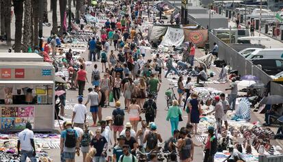 Turistas en el zoco ilegal de la Barceloneta