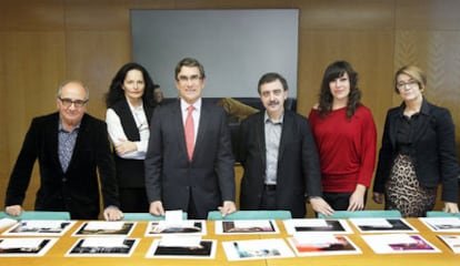 El jurado del concurso de fotografía Universo en Español, reunido hoy en la sede de EL PAÍS. De izquierda a derecha, los fotógrafos Jordi Socías e Isabel Muñoz; Juan Pedro Abeniacar, presidente de Loewe; Manuel Borja-Villel, director del Museo Reina Sofía; Juana Escudero, subdirectora de Cultura del Instituto Cervantes y la fotógrafa Marisa Flórez, editora gráfica de EL PAÍS.