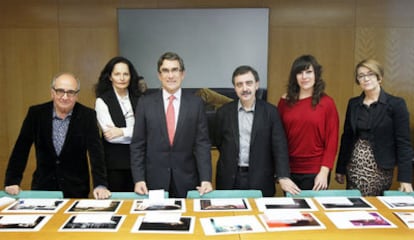 El jurado del concurso de fotografía Universo en Español, reunido hoy en la sede de EL PAÍS. De izquierda a derecha, los fotógrafos Jordi Socías e Isabel Muñoz; Juan Pedro Abeniacar, presidente de Loewe; Manuel Borja-Villel, director del Museo Reina Sofía;  Juana Escudero, subdirectora de Cultura del Instituto Cervantes y la fotógrafa Marisa Flórez, editora gráfica de EL PAÍS.