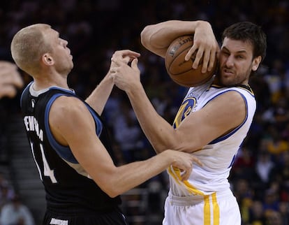 Bogut, de los Warriors, intenta mantener el balón ante Stiemsma, de los Wolves.