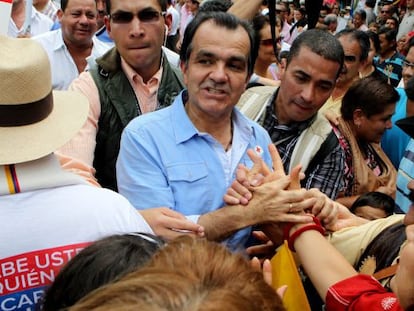 Óscar Iván Zuluaga (centro), ontem em Villeta.