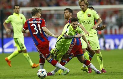 Messi trata de marcharse de Alonso y Schweinsteiger.