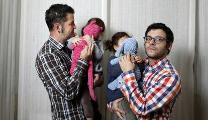 Una pareja con sus dos hijas, nacidas por subrogación en Estados Unidos.