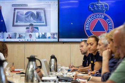 Reunión del Comité Estatal de Coordinación y Dirección (Cecod) de incendios forestales celebrada esta mañana. En la pantalla, conectado por videoconferencia, el presidente del Gobierno, Pedro Sánchez.