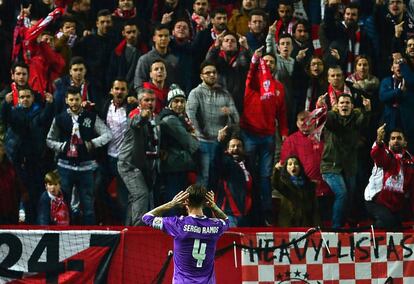 Sergio Ramos se encara con los hinchas radicales del Sevilla después de marcar el 3-2 en Copa.
